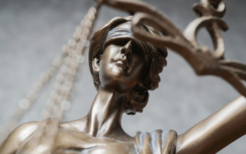 Zabójstwo – jak prawo rozróżnia najcięższe czyny przeciwko życiu i jakie konsekwencje grożą sprawcy