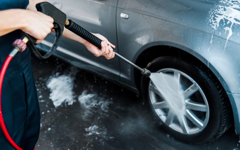 Dlaczego myjki ciśnieniowe na wynajem w Rzeszowie i profesjonalne maszyny sprzątające usprawniają prace porządkowe