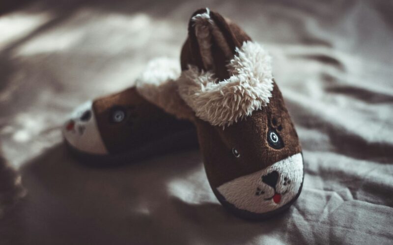 Kapcie antypoślizgowe dla dzieci – jak wybrać model, który wspiera wygodę i bezpieczeństwo