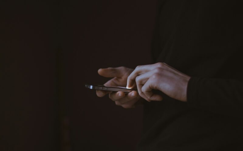 Czy wymiana baterii w iPhone’ie na zamiennik jest bezpieczna